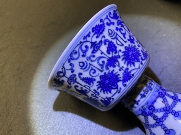 Un bol sur piedouche en porcelaine de Chine en bleu et blanc, marque et &eacute;poque de Qianlong